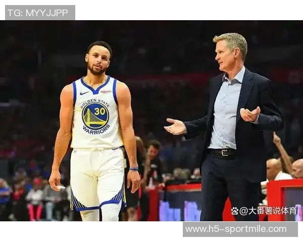 库里赞扬队友表现出色强调团队合作的重要性与团结精神 库里赞扬队友表现出色强调团队合作的重要性与团结精神